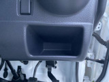 運転席右下にインストポケットが付いています。車内に持ち込んだ小物やドリンクが片付く収納もクリッパートラックは、充実です。