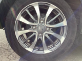 純正アルミホイールです。足元が引き立つので、車全体のイメージがアップしますよ!
