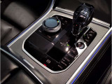 【シフト】スポーティーさを極めたなめらかなシフトチェンジが可能で、快適なクルージングからダイナミックな走りまで、さまざまな運転スタイルに適応いたします。