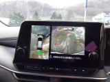 上から見下ろすような視点でスムース駐車をサポートしてくれるアラウンドビューモニター装備 ・映像はナビ画面に映ります。