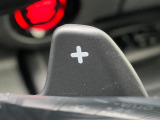 ■パドルシフト■ステアリングから手を離さずに、簡単にシフトチェンジ。マニュアル車感覚のシフトチェンジが愉しめます。