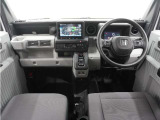 ◆視界広々で非常に運転しやすくロングドライブでも疲れを感じさせないすっきりとまとまったインパネ周りです。