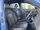 前席にはシートヒーター装備。腰を支えるクッションも調節機能付きです。