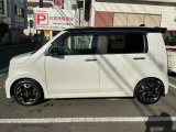 純正アルミホイール標準装備車両です。