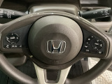 ハンドルにHondaセンシング系のクルーズコントロールやレーンキープアシストなどのスイッチと、オーディオの操作スイッチが装備されています。ハンドルから手を離さず安全に操作できます。