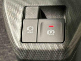 指先だけで簡単に操作が可能な電動パーキングブレーキを採用。「HOLD」スイッチを押すと、渋滞や信号待ちなどでブレーキペダルから足を離しても、ブレーキを保持するので安心です