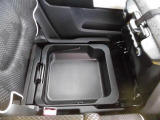 助手席のシート下にも収納スペースがございます!!