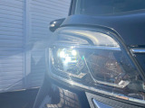【LEDヘッドライト】悪天候や夜間走行時も良好な視界を確保し安心して運転できる高輝度LEDヘッドライトを装備!点灯速度が早く、消費電力も抑えられています。