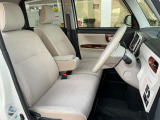 ゆとりあるフロントシート、柔らかなベージュトーンで快適性を追求。運転の楽しさと安らぎを提供します。