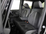 運転席と助手席は足元が繋がっているので自由に行き来しやすいので駐車場が狭いときでも助手席側からスムーズに乗り降りできて便利!