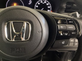 ハンドルにHondaセンシング系のクルーズコントロールやレーンキープアシストなどのスイッチが装備されています。ハンドルから手を離さず安全に操作できます。