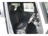 運転席・助手席はベンチシートになっております!運転席と助手席の間をスムーズに移動できます♪