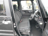 運転席はシートの高さを調節できます!また前席はシートヒーターがついています♪