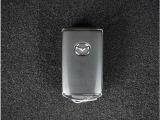 【スマートキー】鍵を持っているボタンを押すだけでエンジン始動。ドアの施錠もボタンを押すだけ。鍵は無くさない様にポケットに入れたまま。