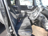 運転席はシートの高さを調節できます!また前席はシートヒーターがついています♪