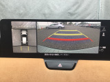 狭い場所での駐車やすれ違いなどでより的確な運転操作に役立つ360&deg;ビューモニターが装備されています。