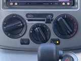 マニアルエアコン搭載車です。風量や温度を自分のお好みで調整可能です