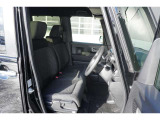 運転席・助手席はベンチシートになっております!運転席と助手席の間をスムーズに移動できます♪