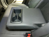 後席のカップホルダーとアームレストです。