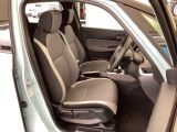 フロント広々、セパレートシートの運転席は、ハイトアジャスターが付いているので、快適にドライブができます。ハンドルはテレスコピック機能で、ハンドル位置を上・下・手前・奥に調節できます。