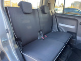 後部座席も気になるようなキズ・汚れやへたり等、大きなダメージはなく、良好な状態です。