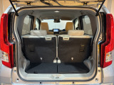後部トランクスペースも広大です。ただ広いだけでなく積載性にも優れた形状でとても使いやすい!軽い力で開閉可能なのもメリットです!