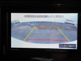 【リアカメラ】リバースに入れるだけで後方の映像が映ります。安全確認や、狭い駐車場での車庫入れ、雨の日や夜間など視界の悪い時に便利です。安全にバックする為には欠かせない装備です。