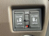 両側電動スライドドアのスイッチ付です。車内からもスイッチひとつで楽にドアの開閉が可能です。電動なので開閉時に力を使う必要がなく、半ドアになることもありません!