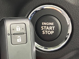 【キーレススタートシステム】カバンやポケットに入れたままでもドアの施錠・解錠が可能なスマートキーを装備。エンジンのオン・オフ時もカギを取り出す必要が無いからとっても便利です♪