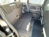 後部座席も気になるようなキズ・汚れやへたり等、大きなダメージはなく、良好な状態です。