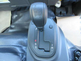 AT限定運転免許にも対応の9速DCT デュアルクラッチとクロスレシオの組み合わせにより、トルク抜けなく適切な駆動力が得られ、これまでの小型トラックにはない運転のしやすさを実現。