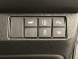 Hondaセンシング用の、VSA(ABS+TCS+横滑り抑制)解除と路外逸脱抑制機能のオンオフスイッチなどはハンドルの右側に装備しています。