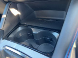運転席と助手席には、カップホルダーが装備されています。