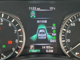 スピードメーター上に運転をサポートする様々な情報を表示してくれます。