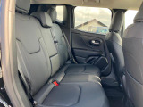 【リアシート】屋根までの高さがある車のため、大人の方でも圧迫感が少なく乗車出来ます。足元は広く取られているため、ゆったりとお乗り頂けます。