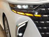 【シーケンシャルターンランプ付きLEDヘッドライト】人気の『流れるウィンカー』付きのLEDヘッドライトを装備♪高級感はもちろん、点灯時は存在感たっぷりで他車からも認識されやすく安心です。