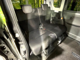 後部座席も気になるようなキズ・汚れやへたり等、大きなダメージはなく、良好な状態です。