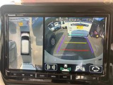 全周囲や後方確認に便利で安全な全方位型モニターとバックカメラも装備しています。