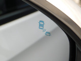 走行中に斜め後方から接近する車両をドライバーに注意喚起してくれるブラインドスポットインフォメーションと搭載しております。