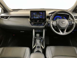 室内はディスプレイオーディオを起点としてエアコン、センターコンソール、アームレストに連なる様なデザインとした上に、各操作スイッチ等も使いやすい位置に配置され安定した運転が出来る仕様に構成されています。