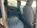 【リアシート】屋根までの高さがある車のため、大人の方でも圧迫感が少なく乗車出来ます。足元は広く取られているため、ゆったりとお乗り頂けます。