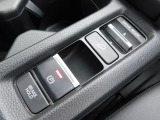 駐車ブレーキは電子制御タイプです。信号待ちなどで便利なブレーキホールド機能も備わっております。