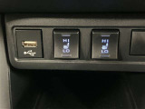 始動直後から温まるシートヒータースイッチとオーディオ機器やスマートフォンを直接カーオーディオに接続できるUSB端子が配置されています。