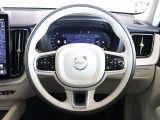 オーソドックスな3本スポーク式ですが、ホーン周りがラウンドしたデザインが特徴的なステアリングです オーディオやクルーズコントロールなど、ステアリングスイッチが充実しています