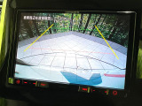 【バックカメラ】駐車時に後方がリアルタイム映像で確認できます。大型商業施設や立体駐車場での駐車時や、夜間のバック時に大活躍!運転スキルに関わらず、今や必須となった装備のひとつです!