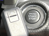 【キーレススタートシステム】カバンやポケットに入れたままでもドアの施錠・解錠が可能なスマートキーを装備。エンジンのオン・オフ時もカギを取り出す必要が無いからとっても便利です♪