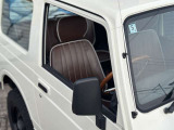 ワーゲンのホワイトで全塗装されたかわいいジムニーの入荷です。エンジンも安心のファイターエンジニアリング様のフルリビルトエンジンとなっております。