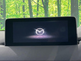 【マツダコネクト】車内の雰囲気にマッチした一体型タイプのディスプレイ。各種車輌設定やBluetooth再生等、様々な機能が楽しめます。専用SDカードのご購入で、ナビ機能も使用出来ます。
