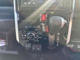 シフト、エアコンスイッチ類が一か所にまとまってますので操作性がとっても良いです☆