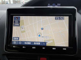 ナビ付きです。目的地を設定すれば、初めての場所でも簡単に行くことが出来ます。(音楽だって聴けちゃいます。)今や欠かせないアイテムですね。カーナビと共に楽しいカーライフを送って下さい(^0^)